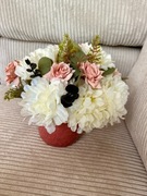 Stroik nagrobny ze sztucznych kwiatów – biel i róż, elegancka kompozycja!