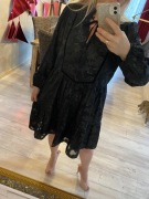 Czarna sukienka z połyskiem, falbany