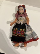 antyczna lalka ?węgierska? w stroju ludowym retro