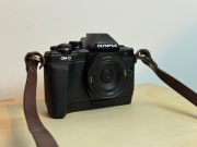Olympus E-M10 mark II 2 obiektyw pancake 7artisans grip aparat