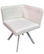 Nowoczesne krzesło tapicerowane – białe, designerskie, stabilne