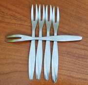 Zestaw 5 widelczyków do ciasta/owoców – Stal Nierdzewna JT – PRL / Vintage