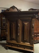 Rzeźbiona szafa dębowa 