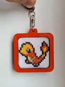 Ręcznie wykonany brelok z haftem pixelart