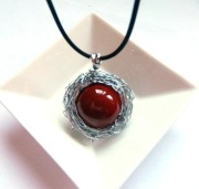 Kasztanowy brąz, ceramiczna kula w drucie, oryginalny wisior