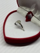 Pierścionek z białego złota z diamentami - 0,05 ct - próba 375