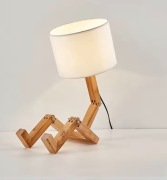 Lampka biurkowa drewniana robot