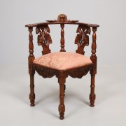 narożny, kątowy fotel, bogato zdobiony, rzeźbiony