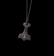 Drewniany wisiorek Młot Thora – rękodzieło, skórzany rzemień, prezent