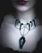 Gotycki Naszyjnik z Trumną i Kolcami