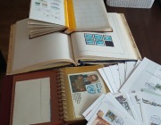 Klasery na znaczki/koperty częściowo wypełnione plus karty pocztowe. 