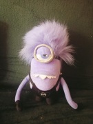 Zły Minionek Fioletowy maskotka 