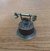 Śliczny stary telefon bibelot lub na kadzidło