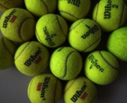 10 używanych piłek tenisowych różnych marek. 