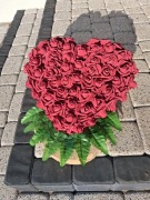 Serce z róż na płytę nagrobną z napisem "pamiętamy "