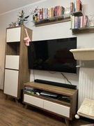 Zestaw mebli do salonu – regał, szafka RTV i półki wiszące