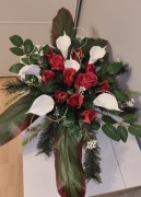 Stroik na cmentarz - róża i kalia (sztuczne kwiaty)