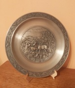 Piękny cynowy talerz myśliwski XXw sygnowany.