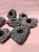 Kamienie wulkaniczne 10szt.do akwarium,z otwartymi do utrzymania roślin.