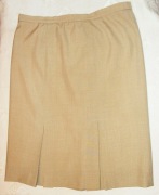 Spódnica beżowa z kontrafałdami. Rozmiar 46