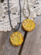 Ceramiczny wisior pszczoła, rękodzieło 