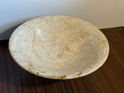 Patera marmurowa 25 cm na nodze – ręcznie toczona, naturalny kamień