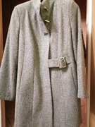 Płaszczyk damski z klamrą do regulacji w pasie,