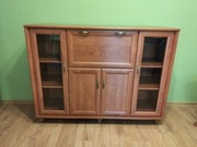 Komplet mebli do salonu: witryna, komoda, ława i narożnik.