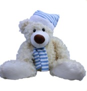 Pluszowy miś z niebiesko-białą czapką w paski i szalik