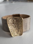 Bransoleta skórzana metalizowana Gold z ozdobną klamrą na magnes