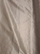 Biała satyna sztywna