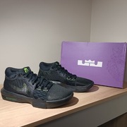 Nike LeBron Witness VIII r. 45 (29 cm) FB2239 002 Black/White-Volt