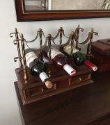 Stojak na wino z szufladkami 