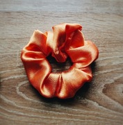Gumką typu scrunchies pomarańcz