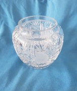 Wazon kryształowy w kształcie kuli.