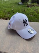 Biała czapka z daszkiem New Era