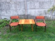 Komplet dwa krzesła Skoczek plus stolik kawowy vintage 