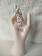 Biała bransoletka z zawieszką gwiazdy / słońca, zapięcie, handmade