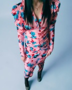 Elegancka Sukienka Midi w kwiaty – Marszczenia i Bufki