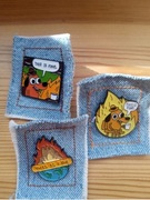 Pin przypinka meme this is fine green's gunshow 