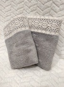 Ręcznik frotte z ozdobną koronką