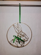 Geometryczny Zając Złoty – Rękodzieło z Drewna, Nowoczesna Dekoracja