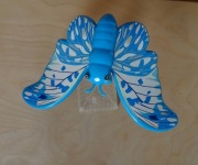 Motyl antygrawitacyjny balansujący na piramidzie 
