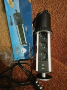 chowane gniazdo meblowe marki z trzema gniazdami z dwoma portami USB.