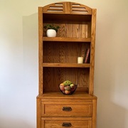 Elegancka drewniana komoda szufladami i nadstawką