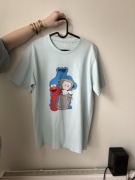 Koszulka KAWS x Uniqlo x Sesame Street Companion Trash Can Tee, rozmiar M