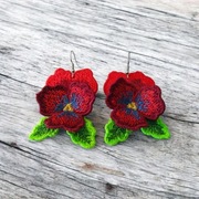 Bordowe bratki - haftowane kolczyki 
