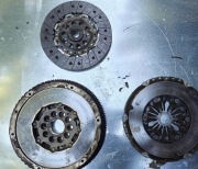 KOŁO DWUMASOWE KOMPLET SPRZĘGŁO DWUMASA VOLVO S60 XC60 XC70 31256968 2.0D