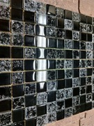 Mozaika szklana 30x30cm czarna z wstawkami z kostek typu ICE