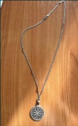 Srebny naszyjnik, tarcza algizowa AEGISHJALMUR, amulet